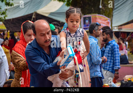 Ganderbal, Inde. 20 Juin, 2018. Les dévots hindous vu en accomplissant des rituels (puja) avec un enfant pendant kheer bhavanis. festival festival kheer bhavan est marqué dans Kheer Bhavani Temple dans Tulmulla Ganderbal quelques 21 kms de Srinagar, capitale d'été du Jammu-et-Cachemire. OM est le mantra sacré dans l'hindouisme. Il apparaît à la mendicité et la fin de la plupart des récitations sanscrites. Credit : SOPA/Alamy Images Limited Live News Banque D'Images