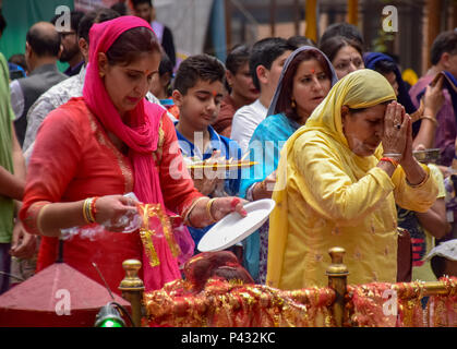 Ganderbal, Inde. 20 Juin, 2018. Les dévots hindous vu en accomplissant des rituels (puja) pendant le festival. bhavanis kheer kheer bhavan festival est marqué dans Kheer Bhavani Temple dans Tulmulla Ganderbal quelques 21 kms de Srinagar, capitale d'été du Jammu-et-Cachemire. OM est le mantra sacré dans l'hindouisme. Il apparaît à la mendicité et la fin de la plupart des récitations sanscrites. Credit : SOPA/Alamy Images Limited Live News Banque D'Images