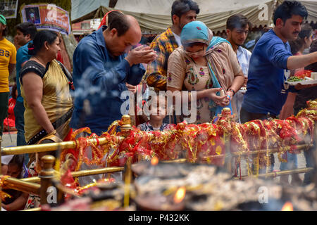 Ganderbal, Inde. 20 Juin, 2018. Les dévots hindous vu en accomplissant des rituels (puja) pendant le festival. bhavanis kheer kheer bhavan festival est marqué dans Kheer Bhavani Temple dans Tulmulla Ganderbal quelques 21 kms de Srinagar, capitale d'été du Jammu-et-Cachemire. OM est le mantra sacré dans l'hindouisme. Il apparaît à la mendicité et la fin de la plupart des récitations sanscrites. Credit : SOPA/Alamy Images Limited Live News Banque D'Images