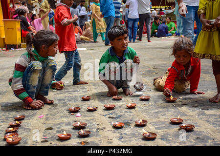 Ganderbal, Inde. 20 Juin, 2018. Dévot hindou kids vu les lampes d'éclairage (diyas) comme un rituel lors du festival. bhavanis kheer kheer bhavan festival est marqué dans Kheer Bhavani Temple dans Tulmulla Ganderbal quelques 21 kms de Srinagar, capitale d'été du Jammu-et-Cachemire. OM est le mantra sacré dans l'hindouisme. Il apparaît à la mendicité et la fin de la plupart des récitations sanscrites. Credit : SOPA/Alamy Images Limited Live News Banque D'Images