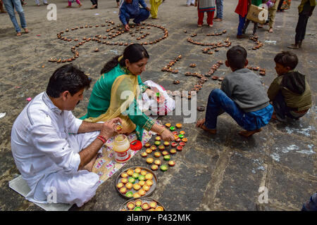 Ganderbal, Inde. 20 Juin, 2018. Les dévots hindous lampes éclairage vu diyas () comme un rituel lors du festival. bhavanis kheer kheer bhavan festival est marqué dans Kheer Bhavani Temple dans Tulmulla Ganderbal quelques 21 kms de Srinagar, capitale d'été du Jammu-et-Cachemire. OM est le mantra sacré dans l'hindouisme. Il apparaît à la mendicité et la fin de la plupart des récitations sanscrites. Credit : SOPA/Alamy Images Limited Live News Banque D'Images