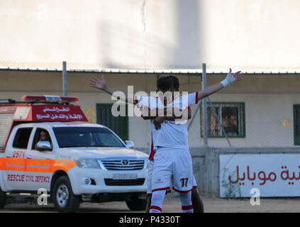 Les joueurs de Khan Younis youth club vu célébrer après l'objectif. Le match final de la coupe de la Palestine Palestine Stadium dans la ville de Gaza entre le club de jeunes de Khan Younis et Hilal al Quds Club et la victoire est à Khan Younis, le club de jeunes 3-2 Banque D'Images
