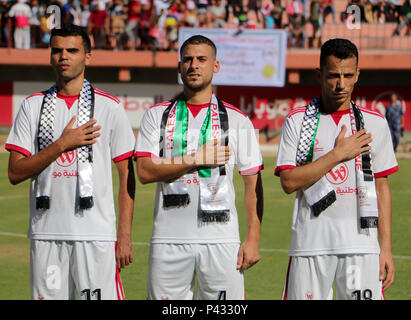 Gaza, la Palestine. 20 Juin, 2018. Les joueurs de l'Khan Younis Club de jeunes pendant l'hymne national de la paix palestinienne.Le dernier match de la coupe de la Palestine Palestine Stadium dans la ville de Gaza entre le club de jeunes de Khan Younis et Hilal al Quds Club et la victoire est à Khan Younis, le club de jeunes 3-2 Crédit : Ahmad Kh.Hasaballah SOPA/Images/ZUMA/Alamy Fil Live News Banque D'Images