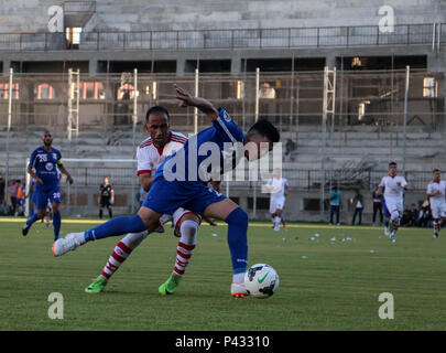 Les joueurs du Club de Jérusalem Hilal et Khan Younis Club de Jeunes en action. Le match final de la coupe de la Palestine Palestine Stadium dans la ville de Gaza entre le club de jeunes de Khan Younis et Hilal al Quds Club et la victoire est à Khan Younis, le club de jeunes 3-2 Banque D'Images