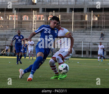 Les joueurs du Club de Jérusalem Hilal et Khan Younis Club de Jeunes en action. Le match final de la coupe de la Palestine Palestine Stadium dans la ville de Gaza entre le club de jeunes de Khan Younis et Hilal al Quds Club et la victoire est à Khan Younis, le club de jeunes 3-2 Banque D'Images