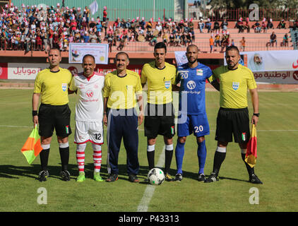 Le match avec les joueurs de l'équipe de l'arbitre de Hilal Jérusalem Club et Khan Younis Youth Club avant le match. Le match final de la coupe de la Palestine Palestine Stadium dans la ville de Gaza entre le club de jeunes de Khan Younis et Hilal al Quds Club et la victoire est à Khan Younis, le club de jeunes 3-2 Banque D'Images