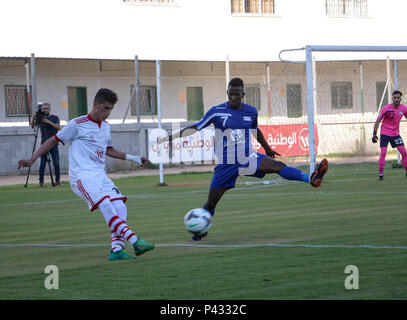 Gaza, la Palestine. 20 Juin, 2018. Les joueurs du Club de Jérusalem Hilal et Khan Younis Club de Jeunes en action.Le dernier match de la coupe de la Palestine Palestine Stadium dans la ville de Gaza entre le club de jeunes de Khan Younis et Hilal al Quds Club et la victoire est à Khan Younis, le club de jeunes 3-2 Crédit : Ahmad Kh.Hasaballah SOPA/Images/ZUMA/Alamy Fil Live News Banque D'Images