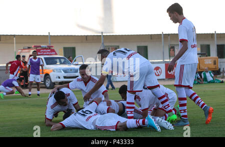 Gaza, la Palestine. 20 Juin, 2018. La joie des joueurs de Khan Younis, club de jeunes avec l'objectif.Le dernier match de la coupe de la Palestine Palestine Stadium dans la ville de Gaza entre le club de jeunes de Khan Younis et Hilal al Quds Club et la victoire est à Khan Younis, le club de jeunes 3-2 Crédit : Ahmad Kh.Hasaballah SOPA/Images/ZUMA/Alamy Fil Live News Banque D'Images