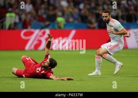 Kazan, Russie. 20 Juin, 2018. L'Espagne Dani Carvajal (R) et l'Iran's Karim Ansarifard en action lors de la Coupe du Monde 2018 Groupe B match de football entre l'Iran et l'Espagne à l'Arène de Kazan, à Kazan, Russie, 20 juin 2018. Credit : Saeid Zareian/dpa/Alamy Live News Banque D'Images