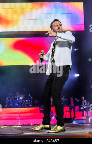 Milan Italie. 20 juin 2018. Le chanteur-compositeur pop italien Cesare Cremonini effectue sur scène au Stadio San Siro lors de la "Tournée" 2018 tadi Banque D'Images
