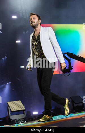 Milan Italie. 20 juin 2018. Le chanteur-compositeur pop italien Cesare Cremonini effectue sur scène au Stadio San Siro lors de la "Tournée" 2018 tadi Banque D'Images