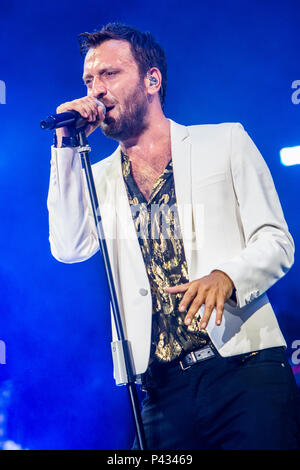 Milan Italie. 20 juin 2018. Le chanteur-compositeur pop italien Cesare Cremonini effectue sur scène au Stadio San Siro lors de la "Tournée" 2018 tadi Banque D'Images