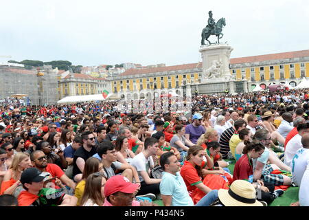 Lisbonne. 20 Juin, 2018. Fans regarder la Coupe du Monde FIFA 2018 Russie Groupe B match entre le Portugal et le Maroc à Lisbonne, Portugal le 20 juin 2018. Credit : Zhang Liyun/Xinhua/Alamy Live News Banque D'Images