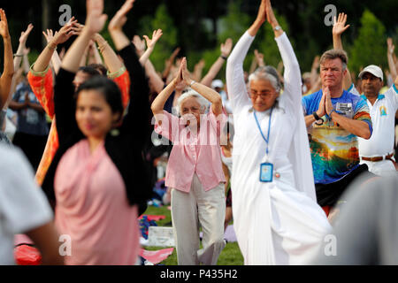 Organisation des Nations Unies. 20 Juin, 2018. Les gens assistent à la célébration de la Journée internationale 2018 du Yoga au siège des Nations Unies à New York, le 20 juin 2018. En 2014, l'ONU a désigné le 21 juin comme Journée Internationale de Yoga. Credit : Muzi Li/Xinhua/Alamy Live News Banque D'Images