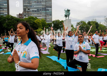 Organisation des Nations Unies. 20 Juin, 2018. Les gens assistent à la célébration de la Journée internationale 2018 du Yoga au siège des Nations Unies à New York, le 20 juin 2018. En 2014, l'ONU a désigné le 21 juin comme Journée Internationale de Yoga. Credit : Muzi Li/Xinhua/Alamy Live News Banque D'Images