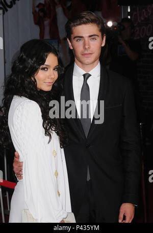 Vanessa Hudgens et Zac Efron - High School Musical 3 Première Mondiale au Galen Center de Los Angeles. - 02   EfronZac HudgensVanessa 02.jpg02   02 HudgensVanessa EfronZac événement dans la vie d'Hollywood - Californie, Red Carpet Event, USA, Cinéma, Célébrités, photographie, Bestof, Arts, Culture et divertissement, Célébrités, Mode Topix Meilleur de Hollywood, la vie, événement dans la vie d'Hollywood, Californie - Tapis rouge et en backstage, cinéma, télévision, célébrités, célébrités de la musique, des acteurs du Topix même film en salle, et la star ensemble. enquête de crédit, tsuni@Gamma-USA.com Tsu Banque D'Images