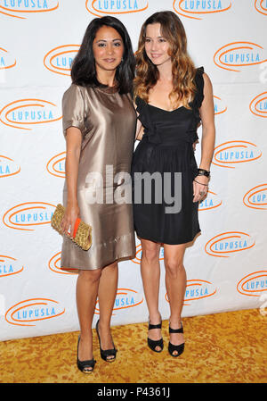 Parminder Nagra et Linda Cardellini - Lupus LA 7e bag ladies dîner au Beverly Wilshire Four Seasons Hotel à Los Angeles.  CardelliniLinda - 03 NagraParminder 0310.jpg  NagraParminder CardelliniLinda03 0310 Événement dans la vie d'Hollywood, Californie - Red Carpet Event, USA, Cinéma, Célébrités, photographie, Bestof, Arts, Culture et divertissement, Célébrités, Mode Topix Meilleur de Hollywood, la vie, événement dans la vie d'Hollywood, Californie - Tapis rouge et en backstage, cinéma, télévision, célébrités, célébrités de la musique, des acteurs du Topix même film en salle, et la star Banque D'Images