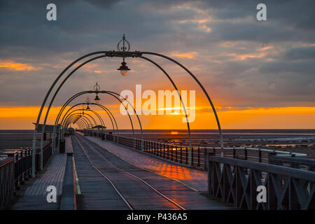 Southport, Merseyside, Royaume-Uni. 20 Juin, 2018. De soleil colorés sur la mer d'Irlande et resort pier. Les couchers de soleil sur la veille avant solstice d'été. Credit : MediaWorldImages/Alamy Live News Banque D'Images