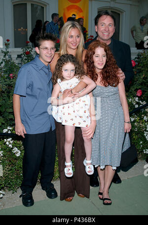 John Ritter, Kaley Cuoco, Martin Spangers, Amy Davidson et Stella Ritter arrivant à la partie pour l'été 2002 "ABC All-Star Press Tour' à la maison de tournoi à Pasadena, Los Angeles. 18 juillet 2002. - SimplesRules 8cast26.jpg8SimplesRules cast26 Événement dans la vie d'Hollywood, Californie - Red Carpet Event, USA, Cinéma, Célébrités, photographie, Bestof, Arts, Culture et divertissement, Célébrités, Mode Topix Meilleur de Hollywood, la vie, événement dans la vie d'Hollywood, Californie - Tapis rouge et en backstage, cinéma, télévision, célébrités, célébrités de la musique, acteur Topix Banque D'Images