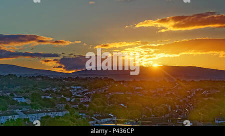 Glasgow, Scotland, UK 21 juin. Météo France : Songe d'lever du soleil du solstice d'été sur l'écart dans l'Campsie Fells Hills au nord de la ville, il aurait été vu par les principaux sites druidiques dans l'ouest. Des sites comme le Cochno pierre qui remonte à 3000BC ; est décrit comme l'un des meilleurs exemples de l'époque néolithique ou âge du Bronze cup et marquages bague en Europe. Cochno Druides et ceux de la grande place du grand Temple et cimetière à Clydebank, Knappers près de découvert et reconstruit en 1938 par Ludovic Mann, aurait vu le solstice comme ceci. Credit : Gérard ferry/Alamy Live News Banque D'Images