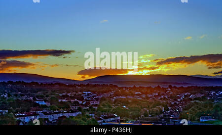 Glasgow, Scotland, UK 21 juin. Météo France : Songe d'lever du soleil du solstice d'été sur l'écart dans l'Campsie Fells Hills au nord de la ville, il aurait été vu par les principaux sites druidiques dans l'ouest. Des sites comme le Cochno pierre qui remonte à 3000BC ; est décrit comme l'un des meilleurs exemples de l'époque néolithique ou âge du Bronze cup et marquages bague en Europe. Cochno Druides et ceux de la grande place du grand Temple et cimetière à Clydebank, Knappers près de découvert et reconstruit en 1938 par Ludovic Mann, aurait vu le solstice comme ceci. Credit : Gérard ferry/Alamy Live News Banque D'Images