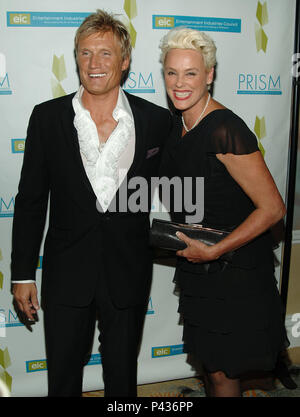 Dolph Lundgren et Brigitte Nielsen - 12ème Prism Awards au Beverly Hills Hotel à Los Angeles. Les trois quarts le contact visuel - 14 Dolph Lundgren et Brigitte Nielsen 14.jpg14 Dolph Lundgren et Brigitte Nielsen 14 Événement dans la vie d'Hollywood, Californie - Red Carpet Event, USA, Cinéma, Célébrités, photographie, Bestof, Arts, Culture et divertissement, Célébrités, Mode Topix Meilleur de Hollywood, la vie, événement dans la vie d'Hollywood, Californie - Tapis rouge et en backstage, cinéma, télévision, célébrités, célébrités de la musique, des acteurs du Topix même film en salle, et la st Banque D'Images