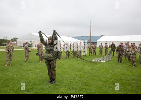 L'allemand jumpmasters déployer un parachute au cours de l'entraînement avant les opérations aéroportées d'une maquette Transall C-160 au cours de la 72e anniversaire du Jour J, Sainte-Mère-Eglise, France, le 4 juin 2016. Le saut est effectué pour commémorer le sacrifice des soldats pendant la Seconde Guerre mondiale, et de favoriser et d'entretenir des relations américaines et allemandes, de développer l'interopérabilité lors de la formation, et de fournir une base pour de futures opérations et formation environnements réels. (U.S. Photo de l'armée par la CPS. Tracy/McKithern) Parution Banque D'Images