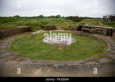 Les soldats de l'armée américaine et des soldats allemands visiter la Pointe du Hoc, France, 1 er juin 2016. La Deuxième Guerre mondiale, la Pointe du Hoc Ranger Monument est situé sur une falaise de 13 kilomètres à l'ouest du cimetière américain de Normandie, qui surplombe la plage d'Omaha, France. Elle a été érigée par les Français à l'honneur des éléments de l'American Deuxième Bataillon de Rangers sous le commandement du lieutenant-colonel James E. Rudder. Au cours de l'assaut américain d'Omaha et Utah plages le 6 juin 1944, l'armée américaine ces Rangers escaladent la falaise de 100 pieds et saisi l'artillerie allemande pièces qui pourraient avoir tiré sur les troupes de débarquement américain à Omaha et de l'Uta Banque D'Images