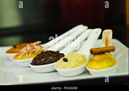 Docinhos de colher (brigadeiro, beijinho doce de abóbora,). São Paulo/SP, BRÉSIL. Données : 14/06/2010. Foto : David Santos Jr. / Fotoarena. Banque D'Images