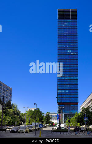 Varsovie, Mazovie / Pologne - 2018/06/08 : Vue panoramique du centre-ville avec des gratte-ciel modernes au 2/4 rue Twarda cosmopolite Banque D'Images