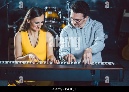 Professeur de piano avec son étudiant en école de musique Banque D'Images