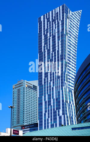 Varsovie, Mazovie / Pologne - 2018/06/08 : Vue panoramique du centre-ville avec des gratte-ciel modernes voile à Zlota 44 et de la Culture et de l'Hôtel Intercontinental Banque D'Images