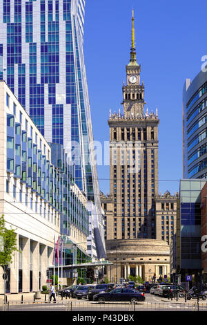 Varsovie, Mazovie / Pologne - 2018/06/08 : Vue panoramique du centre-ville avec des gratte-ciel modernes voile à Zlota 44 et de la Culture et de la Science au Palais Defilad Banque D'Images