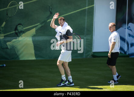 Andy Murray (GBR) salue la foule après sa session de pratique au cours de la 3e journée de championnat de tennis l'arbre de la fièvre au Queen's Club, London, Engla Banque D'Images