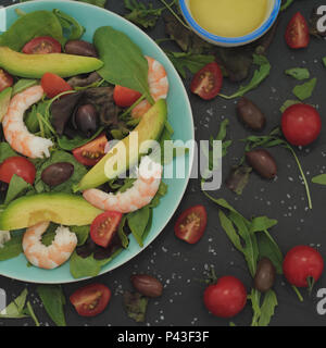 Gluten et sans lactose salade de crevettes aux olives et tomates cerises. Banque D'Images