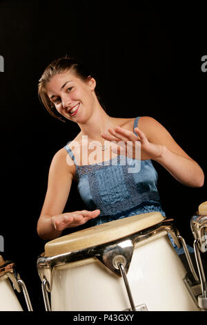 Jeune femme jouant de la musique pop congas. d'Amérique latine. Banque D'Images