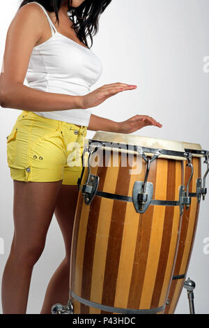 Brazilian woman playing congas Banque D'Images