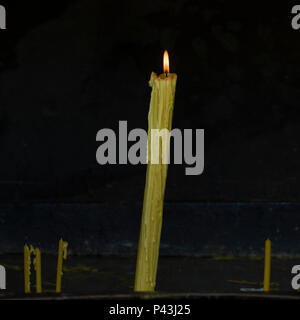 Candle Burning dans une cathédrale, la cathédrale catholique romaine, de Kladovo, District de Bor, en Serbie Banque D'Images