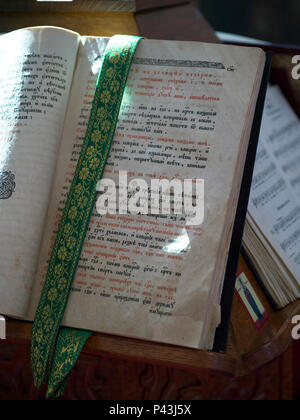 Close-up of bible dans une cathédrale, la cathédrale catholique romaine, de Kladovo, District de Bor, en Serbie Banque D'Images