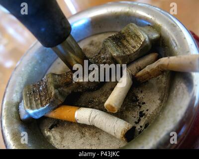 Mégots de cigarettes sur un cendrier. Concept : dépendance au tabagisme. Banque D'Images