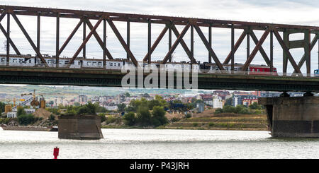 Billet de train sur le pont sur le Danube, Serbie Banque D'Images