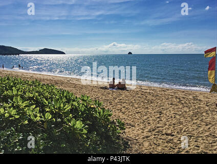 Le matin d'hiver idyllique de détente sur la plage de Palm Cove, à terre à l'étranger, le soleil brillait sur l'eau, Double Island et Scouts Hat Island Banque D'Images