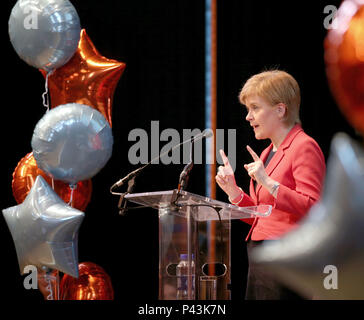 Premier ministre Nicola Sturgeon parle lors d'une célébration d'activité pour le premier ministre au défi de lecture le moyeu, Édimbourg. Banque D'Images