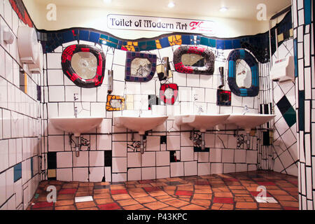 L'art moderne toilettes dans Kunsthaus village de Vienne, Autriche (créé par le célèbre architecte Hundertwasser) Banque D'Images