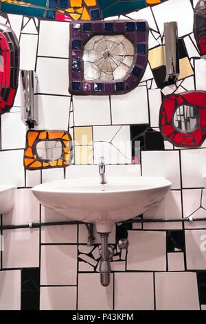 L'art moderne toilettes dans Kunsthaus village de Vienne, Autriche (créé par le célèbre architecte Hundertwasser) Banque D'Images