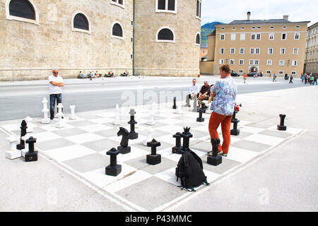 Salzbourg, Autriche- 28 mai : échecs de rue traditionnels sur la place centrale de Salzbourg est iin touristes atraction le 28 mai 2010 à Salzbourg , Autriche Banque D'Images