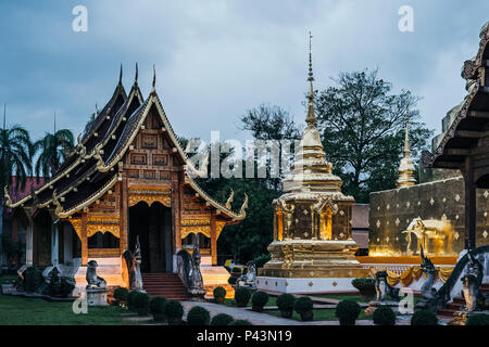 Temple bouddhiste d'immeuble et de la pagode d'or à Phra Singh temple. Chiang Mai, Thaïlande. Banque D'Images