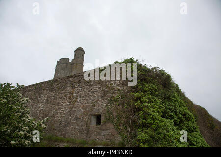 L'armée américaine et de parachutistes allemands visiter Fort de la Hogue, Normandie, France, le 3 juin 2016. Loin d'une tour du fort visibles de la Hogue, un monument de Saint-Vaast-La-Hougue area est l'un des 12 objets fortifié conçu par l'ingénieur militaire français Sébastien Le Prestre de Vauban, qui ont été ajoutés à l'UNESCO Liste du patrimoine mondial en 2008. (U.S. Photo de l'armée par la CPS. Tracy/McKithern) Parution Banque D'Images