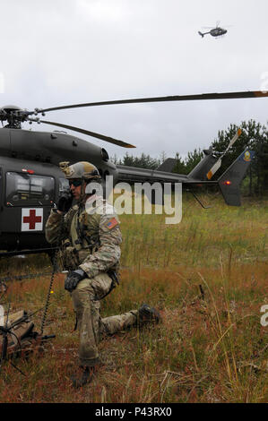 Un membre du 125th Special Tactics Squadron communique avec le centre d'opérations tactiques au Camp Rilea, Warrenton, Oregon, pendant Cascadia Rising le 8 juin 2016. La mission se concentre sur la recherche et le sauvetage pour localiser les randonneurs perdus dans les zones boisées. Cascadia Rising est un exercice à grande échelle intégrant les agences fédérales, étatiques, de comté et municipales pour tester les plans d'intervention en cas de tremblement de terre, améliorer la coordination interagences, les procédures d'urgence, la préparation opérationnelle et la performance des équipes du personnel de la Garde nationale aérienne. Banque D'Images