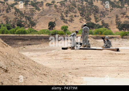 Des soldats de la compagnie Delta, 1-294ème régiment d'infanterie de familiarisation avec la conduite incendie Mark-19 lance-grenades, 9 juin 2016 au Camp Roberts, en Californie. 1-294ème régiment d'infanterie participe au combat Exportable Capacité de formation au Camp Roberts. XCTC la taille d'une brigade des trains en éléments tactiques d'infanterie à des fins de déploiement. La formation comprend également une session d'examen pour les commandants d'évaluer les lacunes liées à la formation pour leurs unités. Banque D'Images